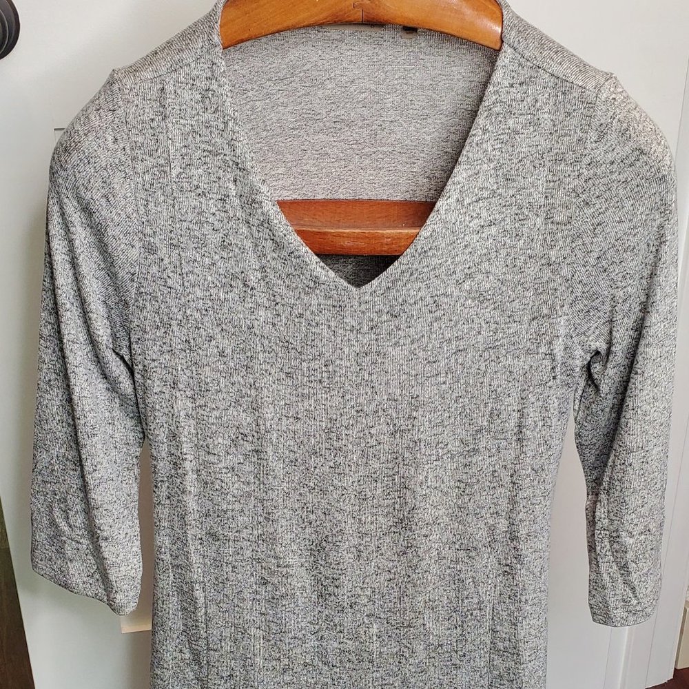 Soft Surroundings Gray Knit Top Women's Size XS V Neck 3/4 Sleeve.